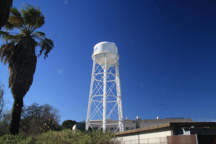 Der Davis-Wasserturm. Fotografiert mit meinem neuen UV-Filter (deswegen der blaue Himmel).