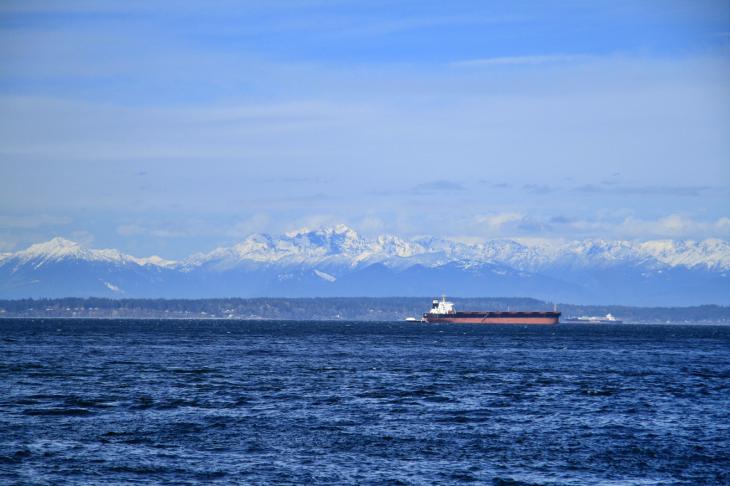 Blick auf die Olympics, die Berge auf der anderen Seite der Bucht in Seattle