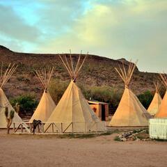 Native American Tourist Town in Arizona / Touristisches Indianerdorf in Arizona