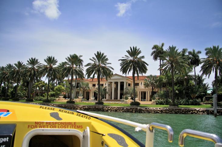 Luxury Mansion on a small island / Luxoriöses Anwesen auf einer kleinen Insel