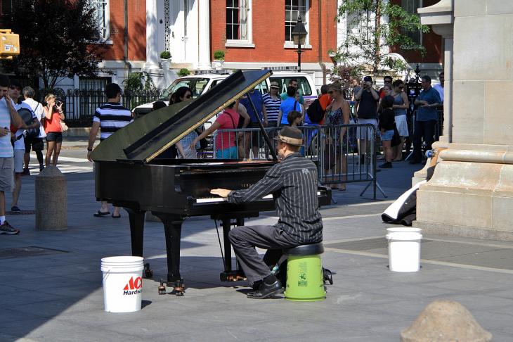 Street Musician in Greenwich Village / Straßenmusikant in Greenwich Village
