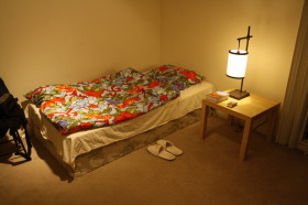 Mein Bett und meine japanische Okada Lampe