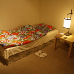 Mein Bett und meine japanische Okada Lampe