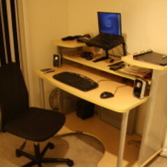 Mein Schreibtisch und mein toller Laptop