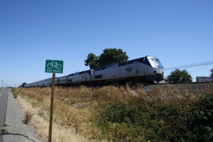 Amtrak Zug zwischen Davis und Sacramento