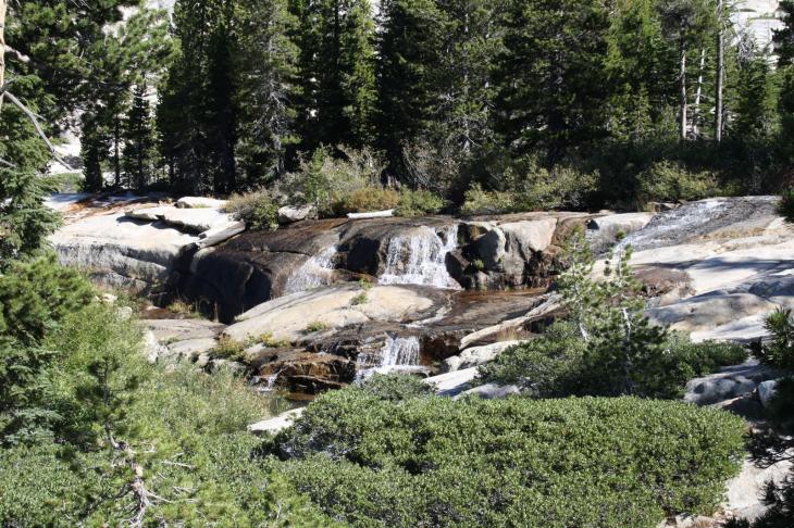 Kleine Wasserfälle und Stromschnellen mit Schmelzwasser vom Mount Price