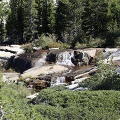Kleine Wasserfälle und Stromschnellen mit Schmelzwasser vom Mount Price